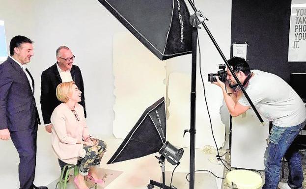 La consejera, en plena sesión de fotos durante su visita a la Escuela Superior de Diseño./CARM