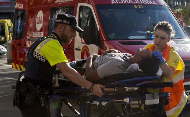 Los servicios sanitarios atienden a uno de los heridos en los atentados de Cataluña de agosto./Quique García (Efe)