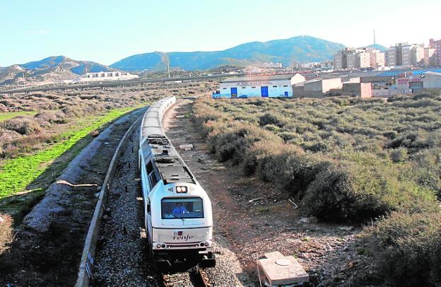 Un Altaria de la línea de Madrid, saliendo de Cartagena.
/P. SÁNCHEZ