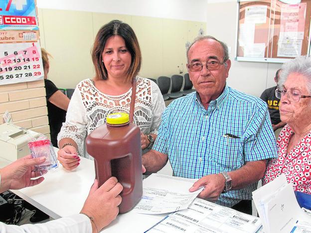 Rosa María Lardín y Manuel García, en el mostrador del consultorio del Llano./ J. M. Rodríguez / AGM