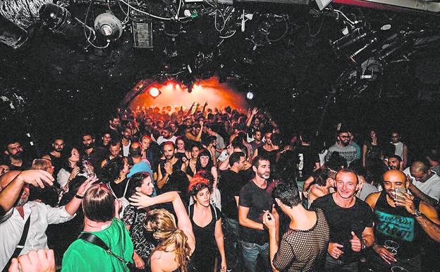 Mujeres con la regla, de fiesta en el club Anna Loulou de Tel Aviv. / Ben Palhovx