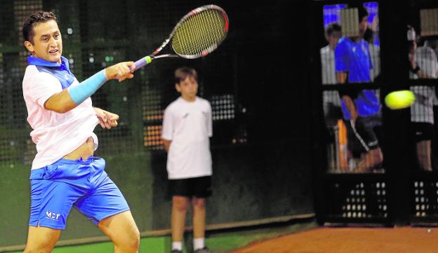 Almagro devuelve una bola en su partido de ayer contra Sergio Martos./Edu Botella / AGM