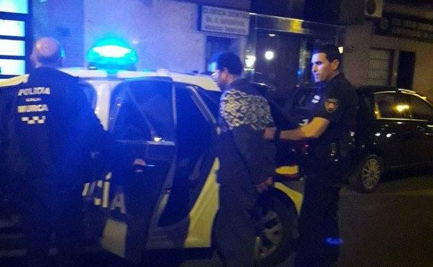 Agentes de la Policía Local de Murcia detienen al presunto autor de los incendios. /Policía Local de Murcia