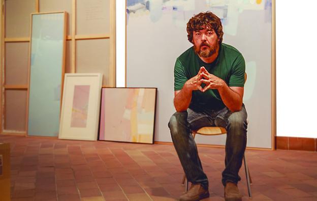 José Luis Angulo, delante de varias de sus obras./Juan Carlos Francés