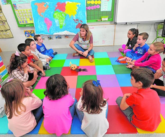 Carmen Pérez, con sus alumnos de segundo de Infantil./P. Alonso