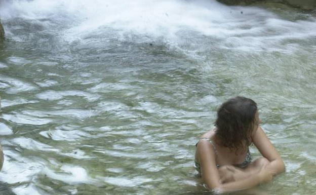 Un baño bajo una cascada del Alhárabe./