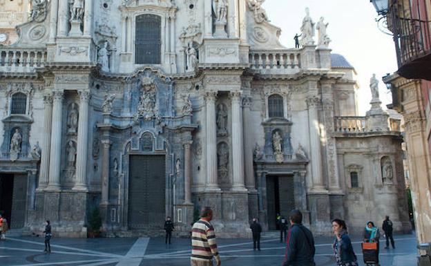 El hombre, encaramado en lo alto de la Catedral, esta mañana.