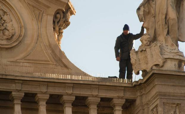 El hombre habla con agentes de la Policía Local desde lo alto de la Catedral. /Javier Carrión / AGM
