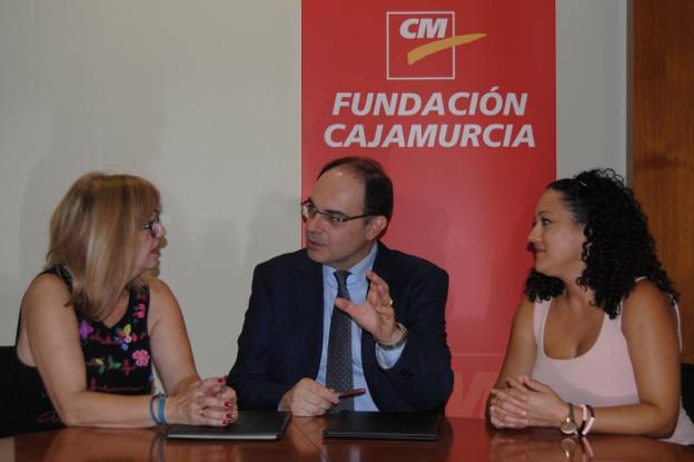 Pascual Martínez, gerente de Fundación Cajamurcia, flanqueado por Mª José Plana y María Sabater, gerente y nueva presidenta de la Asociación de Fibrosis Quística, respectivamente.
/LV