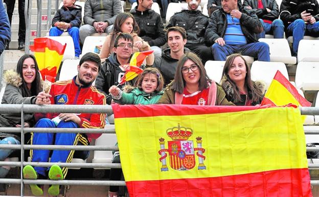 Récord. Aficionados en la Nueva Condomina, el pasado 28 de marzo, en el España-Dinamarca sub 21 que congregó a 25.000 seguidores, la mayor asistencia a un partido de la Rojita./Nacho García / AGM
