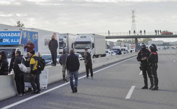 Un grupo de manifestantes cortan la autopista AP-7 en Borrassá cerca de Figueres./Robin Townsend