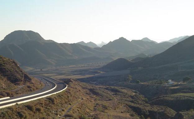 La Zerrichera, al fondo, abrigada por el monte Escribano –izquierda–./