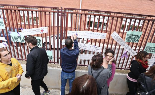 Jóvenes pegan carteles de repulsa junto al lugar del crimen./VALLE DE ELDA