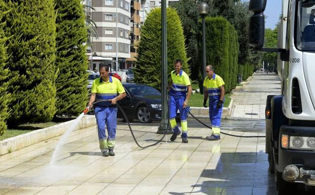 Empleados de Lhicarsa, durante una jornada de trabajo./A. Gil / AGM