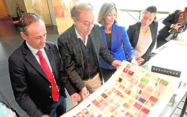 Pedro Cano (c) muestra su obra a Celdrán y Hortelano (i y d)./CARM