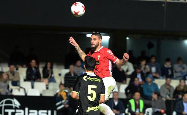 Chamorro remata de cabeza el único gol grana en el Cartagonova./Vicente Vicens / AGM