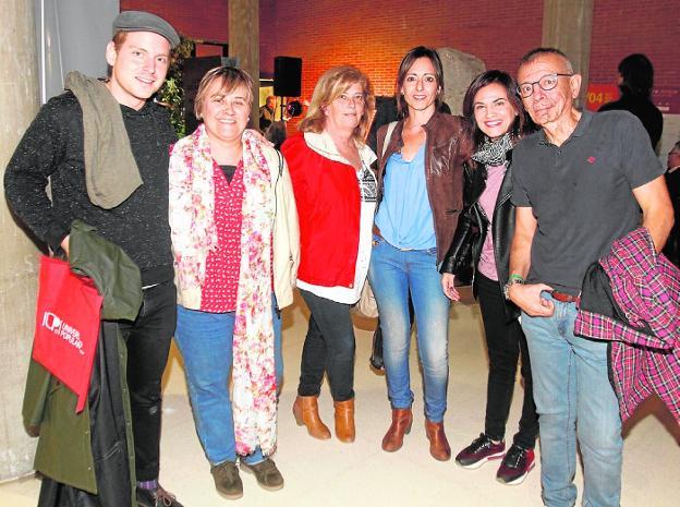 Martin La Roche, Isabel Hernández, Fina Sabater, Susana Jiménez, Merche Hernández y José Luis Cegarra, en el Centro Cultural Ramón Alonso Luzzy./Pablo Sánchez / AGM
