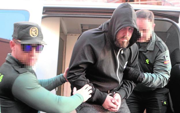 David M., principal acusado del crimen de Águilas, sale de la furgoneta policial, ayer./Sonia M. Lario / AGM