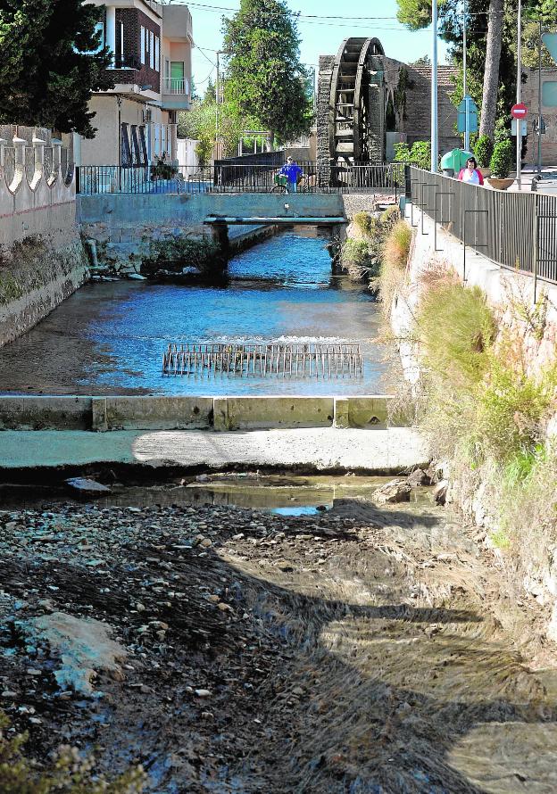 La acequia mayor de Aljufía, junto a la rueda de La Ñora (Murcia), el pasado sábado./Nacho García / AGM