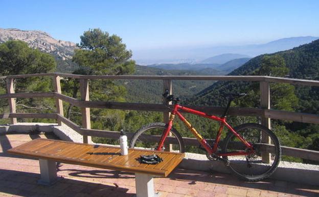 Mirador con vistas al valle en el Collado Bermejo.
