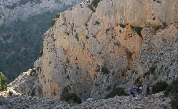Un tramo de pared, junto al sendero.