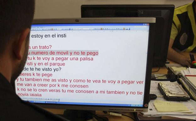 Un policía sigue un complicado rastro virtual en el que se está cometiendo 'ciberacoso'./CNP