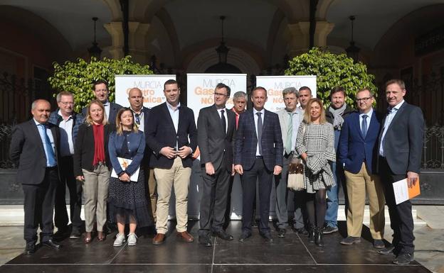 Acto de presentación de Murcia Gastronómica, este lunes, frente al Romea./Nacho García / AGM
