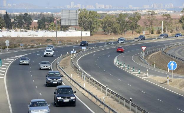 Imagen de archivo con tráfico en la autovía de La Manga./Antonio Gil / AGM