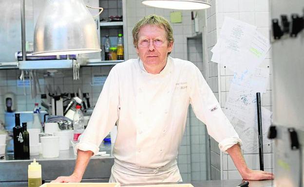 El chef alemán afincado en Valencia Bernd H. Knöller, en sus dominios de las cocinas del restaurante RiFF./ I. Marsilla