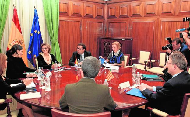 García Tejerina, a la izquierda, frente al presidente valenciano, Ximo Puig (d), ayer en Madrid./EFE