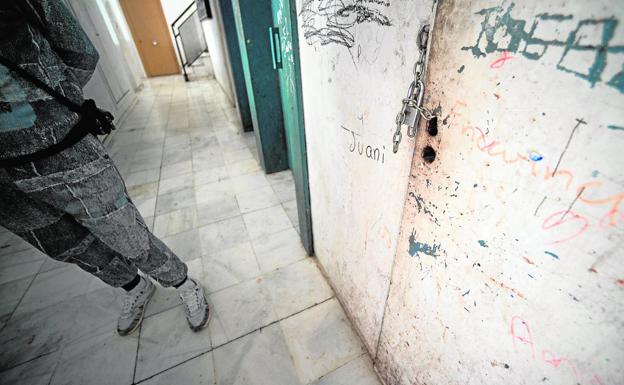 Un vecino que ha estado enganchado ilegalmente a la red pasa junto a la estancia, cerrada con candado, en la que se deben instalar los nuevos contadores./Javier Carrión (AGM) / LV