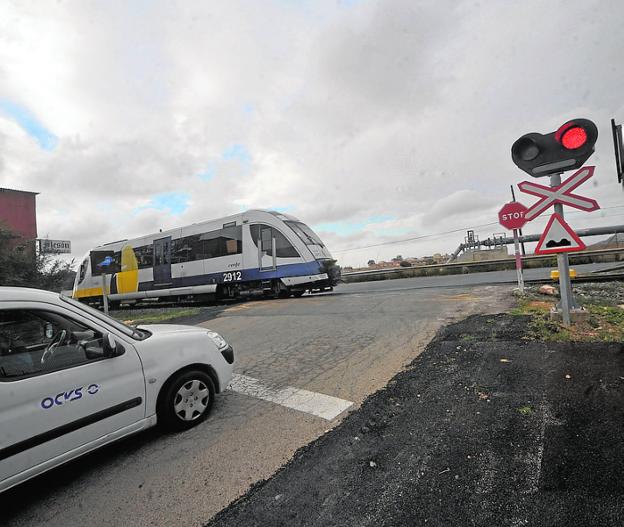 Un coche espera a cruzar el paso a nivel en Alumbres./Antonio Gil / AGM