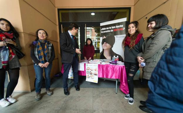 El consejero, este jueves, en el punto de información sobre VIH/Sida de la ONG Cats en el campus de La Merced. /J. Carrión / AGM