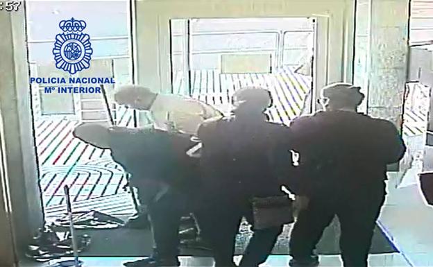 Imagen de las cámaras de seguridad, mientras entretienen a los trabajadores del banco./Policía Nacional