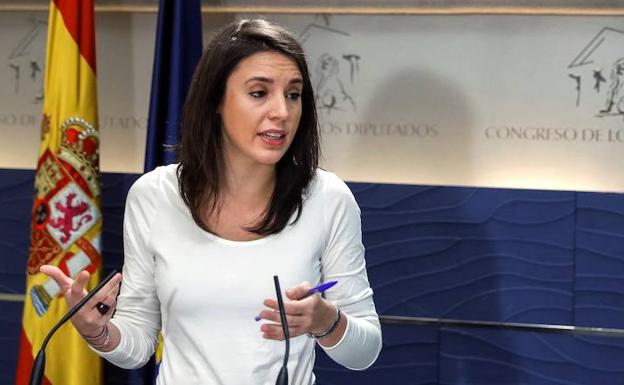 La portavoz de Unidos Podemos, Irene Montero, en una rueda de prensa. /Emilio Naranjo (Efe)
