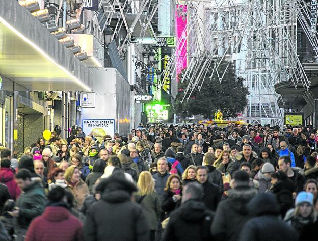 Los peatones recorren la calle Preciados ayer, el día en que estaba previsto que comenzara a funcionar el sentido único para viandantes./Alberto Ferreras