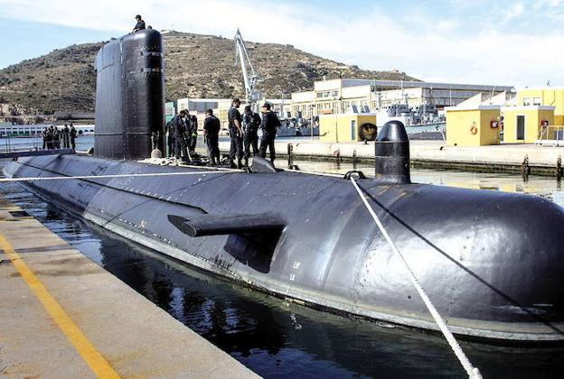 Militares de la Armada Española, sobre el submarino 'Galerna', en su base del Arsenal de Cartagena, en mayo de 2015./José María Rodríguez / AGM
