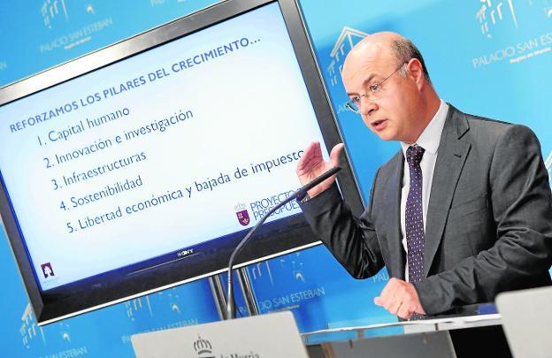 El consejero de Hacienda, Andrés Carrillo, durante la explicación de los Presupuestos en el palacio de San Esteban./Edu Botella / AGM