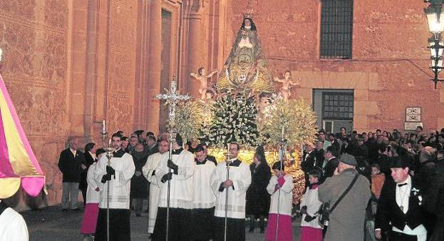El trono de la Virgen del Castillo, cuajado de flores, en su recorrido anoche por las calles del casco antiguo./Siete Días Yecla
