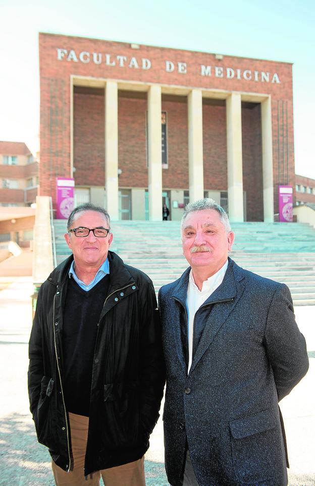 Juan Francisco Menárguez y Juan Pereñíguez, médicos de familia y profesores asociados de la UMU, en la Facultad de Medicina./Javier Carrión / AGM