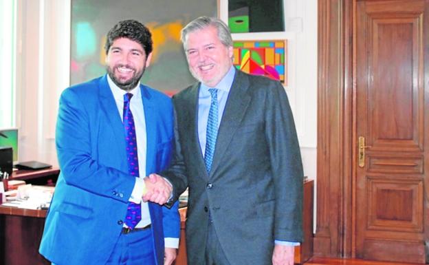 Fernando López Miras e Íñigo Méndez de Vigo, ayer en el Ministerio de Educación y Cultura./CARM
