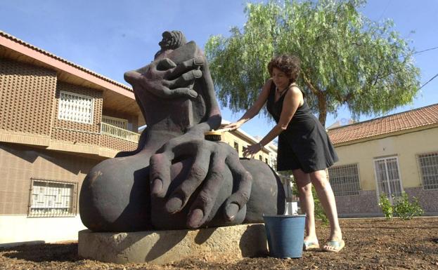 Dora Catarineu ultimando los detalles de su escultura 'La minera, la taranta y la cartagenera', en una foto tomada en octubre del año 2000./José María Rodríguez / AGM