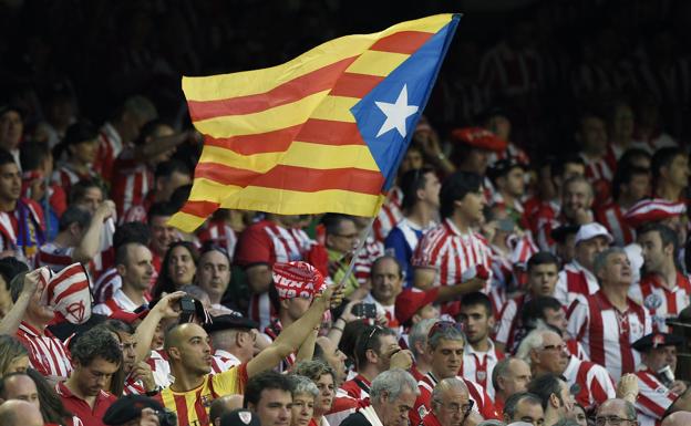 Aficionados durante la final de Copa del 2015 en el Camp Nou./Lluis Gené (Afp)