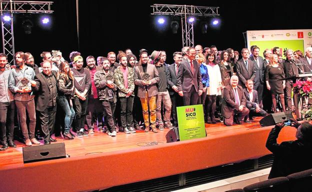 Los ganadores de los I Premios de la Música, ayer, junto a organizadores y autoridades./J. C. Caval / AGM