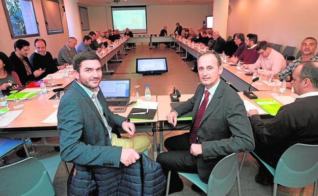 El director general del Mar Menor, Antonio Luengo, y el consejero Javier Celdrán, ayer, presidiendo en el Auditorio regional la reunión del Comité de Asesoramiento Científico./Nacho García / AGM