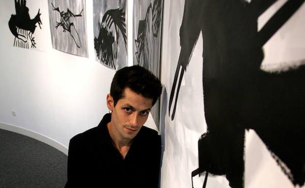 Javier García Herrero, junto a una exposición en la Biblioteca Regional. /Fran Manzanera
