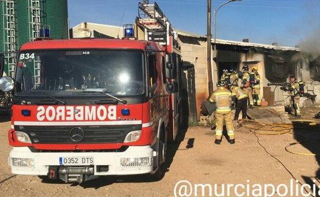 Bomberos trabajando en el incendio del cebadero./Policía Local de Murcia