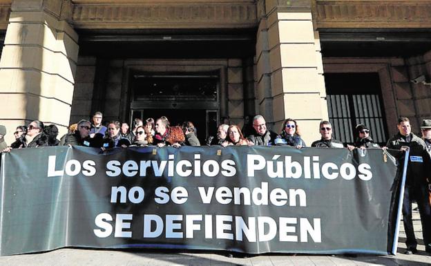 Miembros de los sindicatos, ayer, frente a la Consejería./E. Botella
