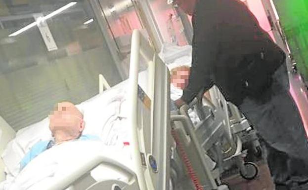 Pacientes encamados en uno de los pasillos de Urgencias de La Arrixaca, ayer por la mañana./LV