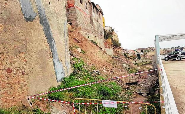 La Policía Local cerró la zona ante el riesgo de más derrumbes. / J. L. P.